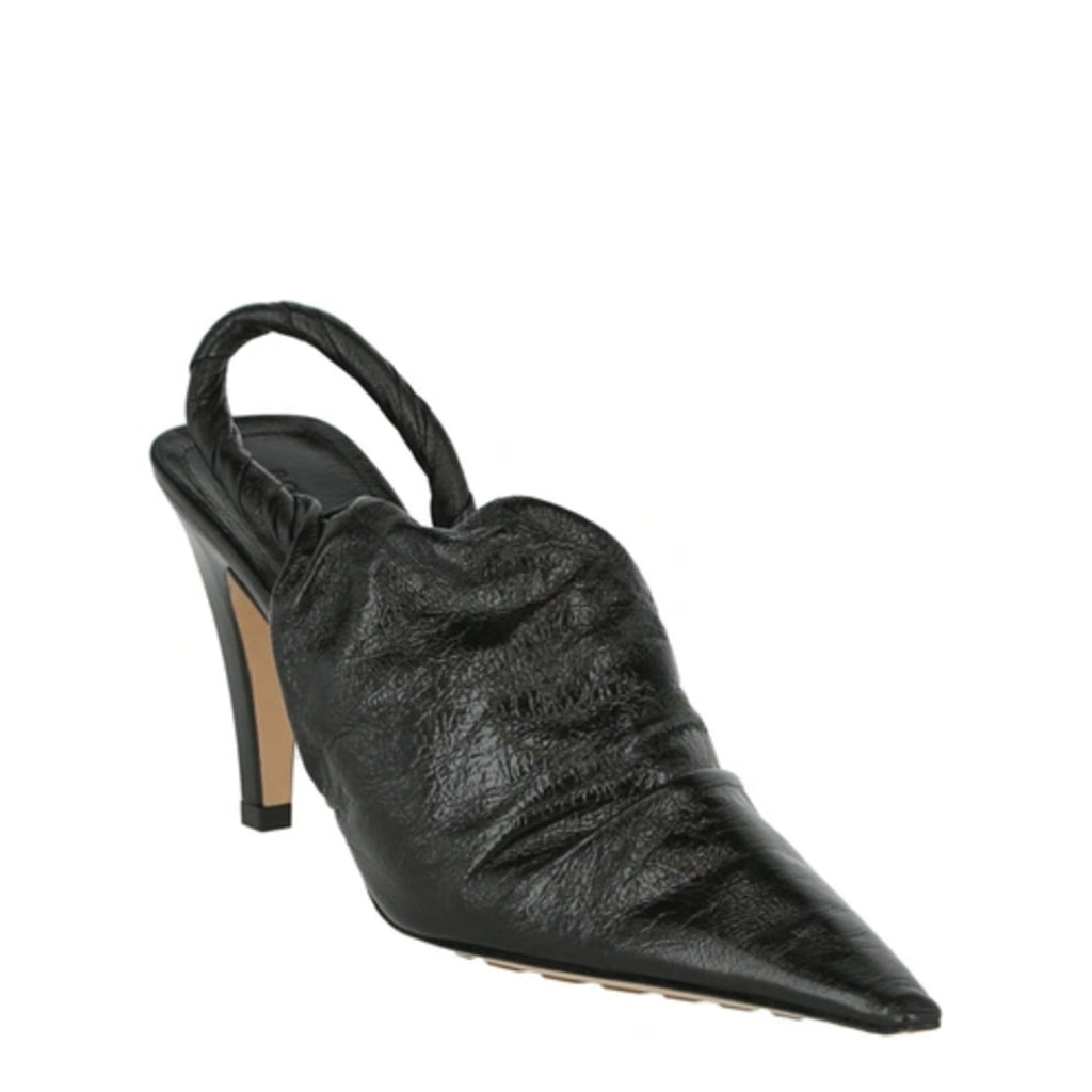Bottega Veneta Bv Point Leather Pumps in BLACK
